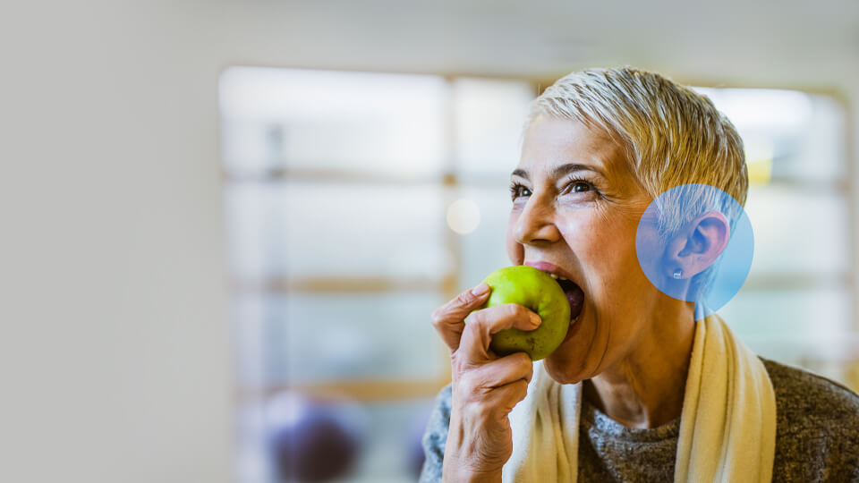 woman_eating_green_apple